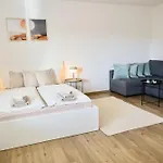 Stylisches Mit Balkon Und Privatem Stellplatz Fuer Bis Zu 4 Personen Nur Wenige Minuten Von Der Innenstadt & Mosel Entfernt Coblence