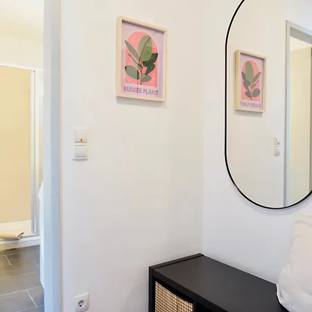 Stylisches Mit Balkon Und Privatem Stellplatz Fuer Bis Zu 4 Personen Nur Wenige Minuten Von Der Innenstadt & Mosel Entfernt Apartamento