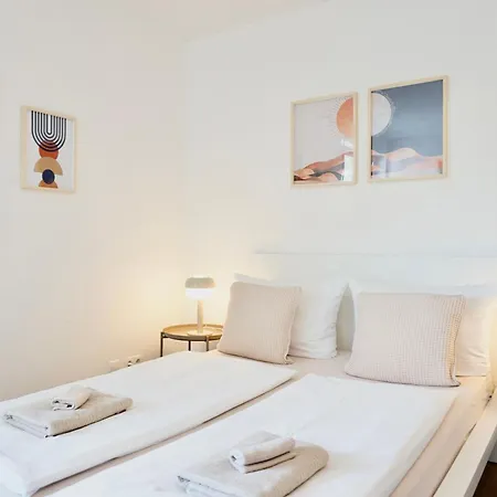 Apartamento Stylisches Mit Balkon Und Privatem Stellplatz Fuer Bis Zu 4 Personen Nur Wenige Minuten Von Der Innenstadt & Mosel Entfernt *