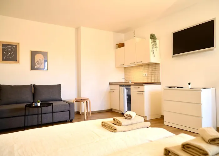 Stylisches Mit Balkon Und Privatem Stellplatz Fuer Bis Zu 4 Personen Nur Wenige Minuten Von Der Innenstadt & Mosel Entfernt Apartmán